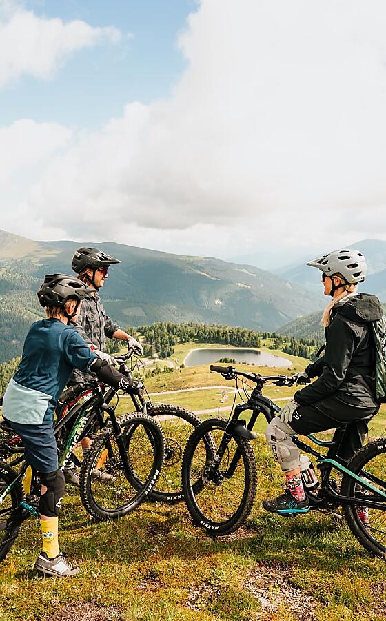 Mountainbiker auf dem Flowtrail der Turracher Höhe – Action & Natur in Kärnten
