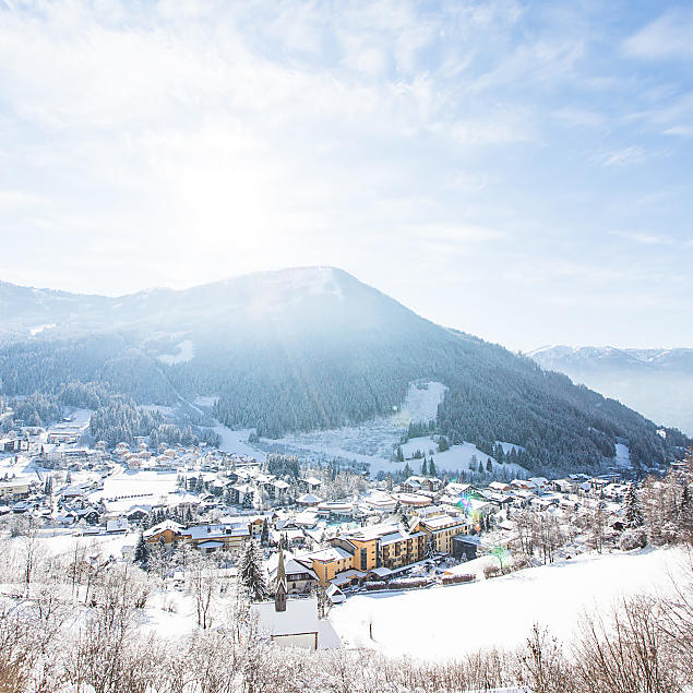Bad Kleinkirchheim verschneit im Sonnenschein