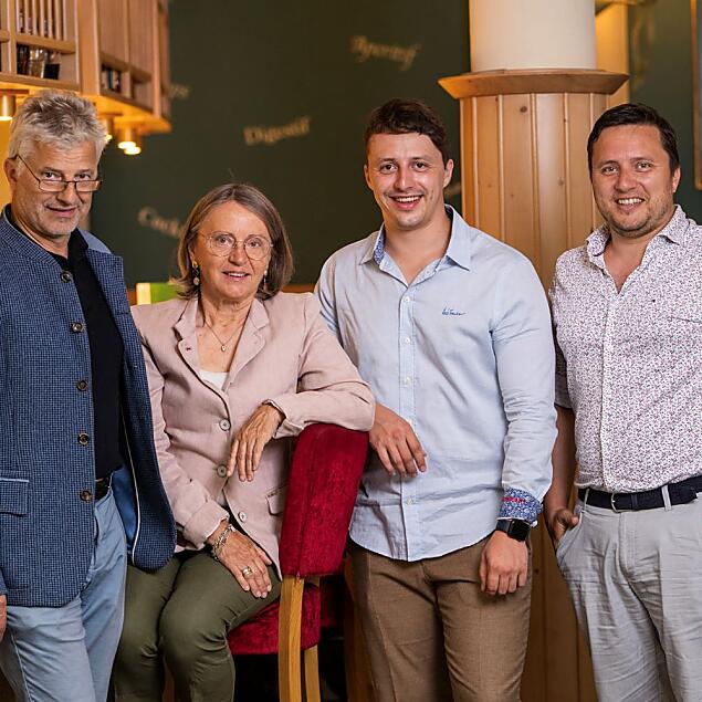 Famiglia Ortner con i figli Martin e Maximilian al Naturhotel Eschenhof
