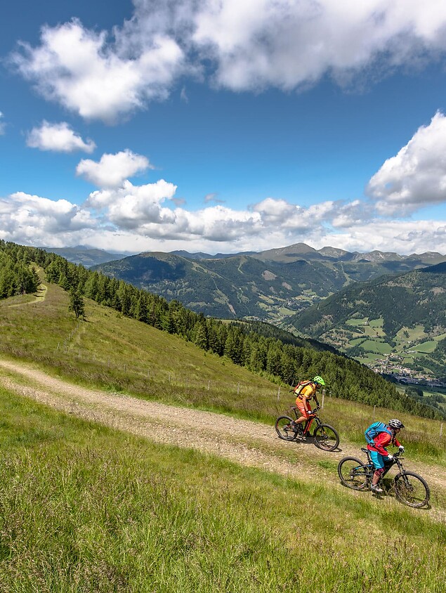 Zwei Mountainbiker fahren den kurvigen Flowtrail in Bad Kleinkirchheim entlang