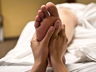 Fußreflexzonenmassage – ganzheitliche Anwendung im Gesundheitshotel Eschenhof Fußreflexzonenmassage im Gesundheitshotel Eschenhof – natürliche Entspannung in Kärnten