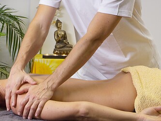 Rückenmassage mit Wirkung – fachkundige Anwendungen im Naturhotel Eschenhof in Bad Kleinkirchheim Die Arme eines Therapeuten bei einer professionellen Rückenmassage im Naturhotel Eschenhof in Bad Kleinkirchheim