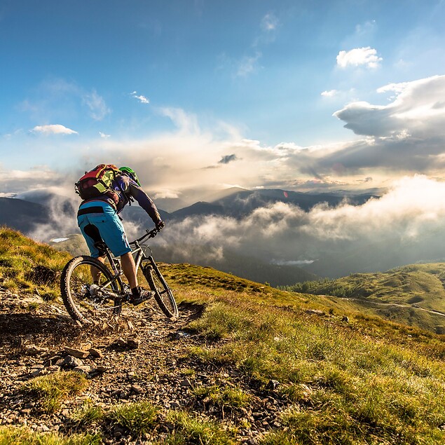 Mountain biker on the Flow Trail in Bad Kleinkirchheim in the Nockberge – active holiday at hiking hotel Eschenhof