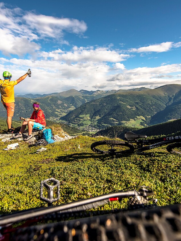 Mountain biker in cima con vista aperta sui Nockberge – momento sportivo nella natura a Bad Kleinkirchheim