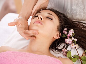 Frau bei Gesichtsmassage im Wellnesshotel Eschenhof in Bad Kleinkirchheim in den Nockbergen.