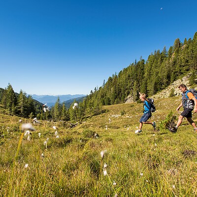 Vater und Sohn beim Wandern in den Nockbergen