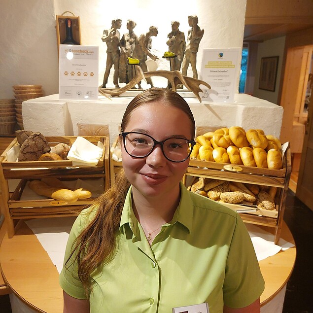 Jasmin Caisin - Service
