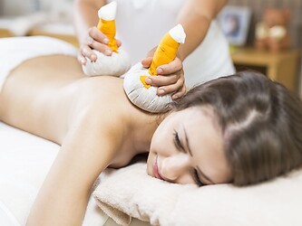 Kräuterstempelmassage im Wellnesshotel Eschenhof in Bad Kleinkirchheim