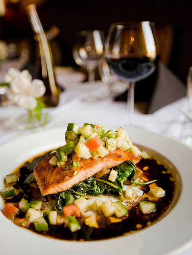 Filetto di salmone con verdure – cucina slow food al Naturhotel Eschenhof in Carinzia