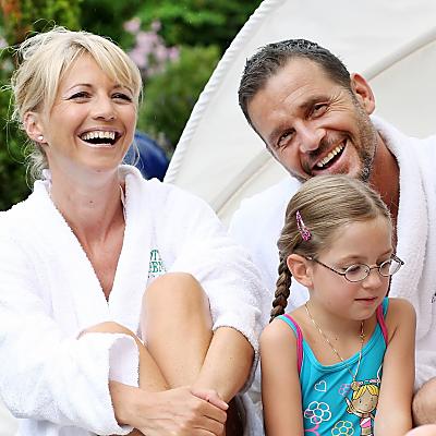 Familienzeit am beheizten Außenpool im Wellnesshotel Eschenhof in Bad Kleinkirchheim