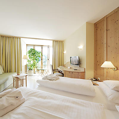 Gemütliches Doppelzimmer im Naturhotel Eschenhof mit Balkon und Blick auf die Nockberge.