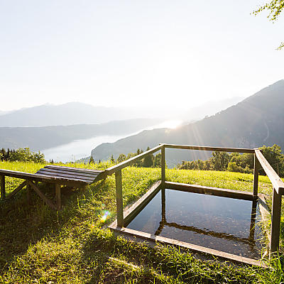 Holzliege und Kneippbecken mit traumhaften Blick auf den Millstätter See