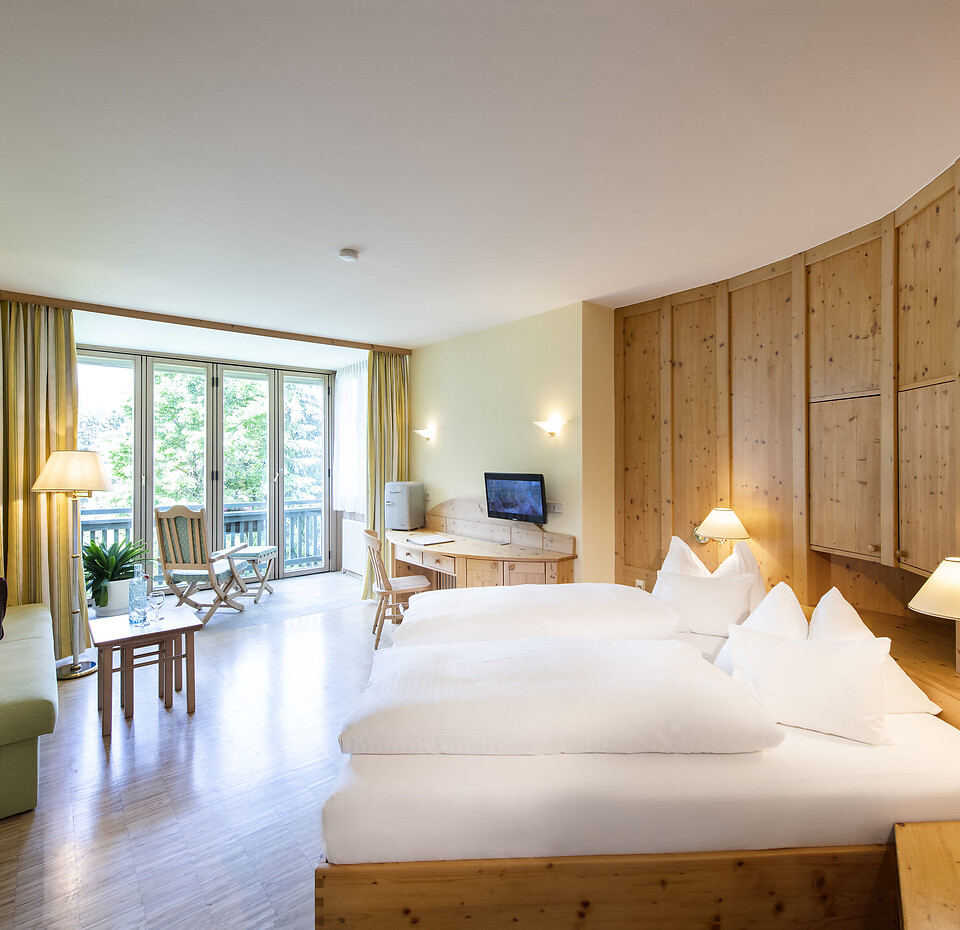 Modern eingerichtetes Doppelzimmer mit großem Bett und Ausblick im Naturhotel Eschenhof in Bad Kleinkirchheim