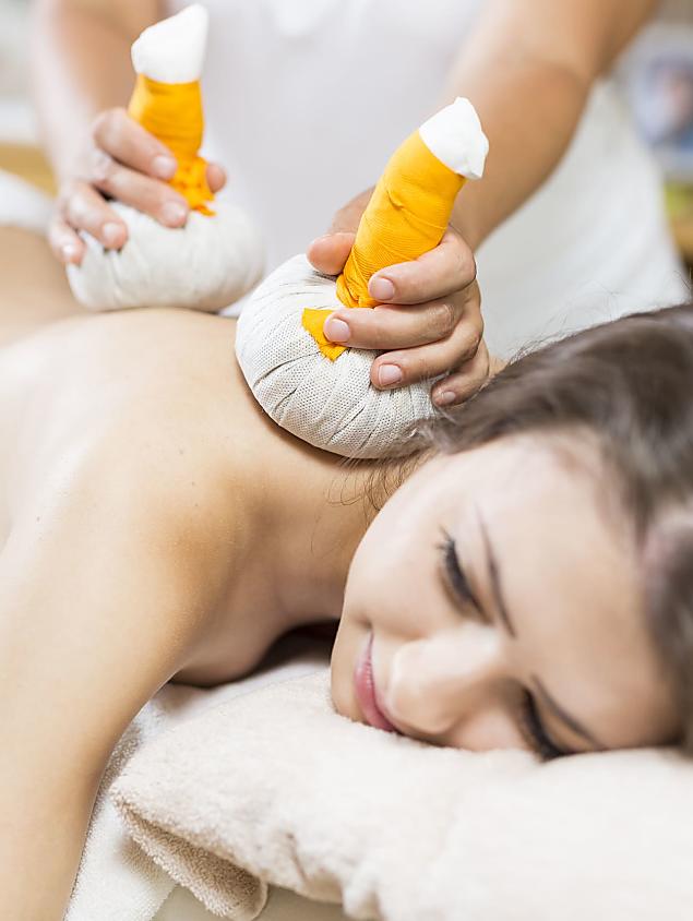 Entspannen bei einer wohltuenden Massage mit Kräuterstempeln 