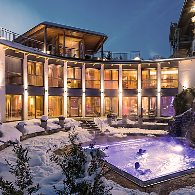 Winterwellness im beheizten Außenpool in Bad Kleinkirchheim