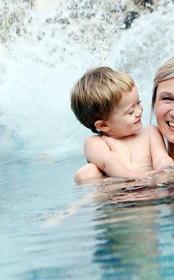 Mutter und Kind beim Schwimmen im Hotelpool