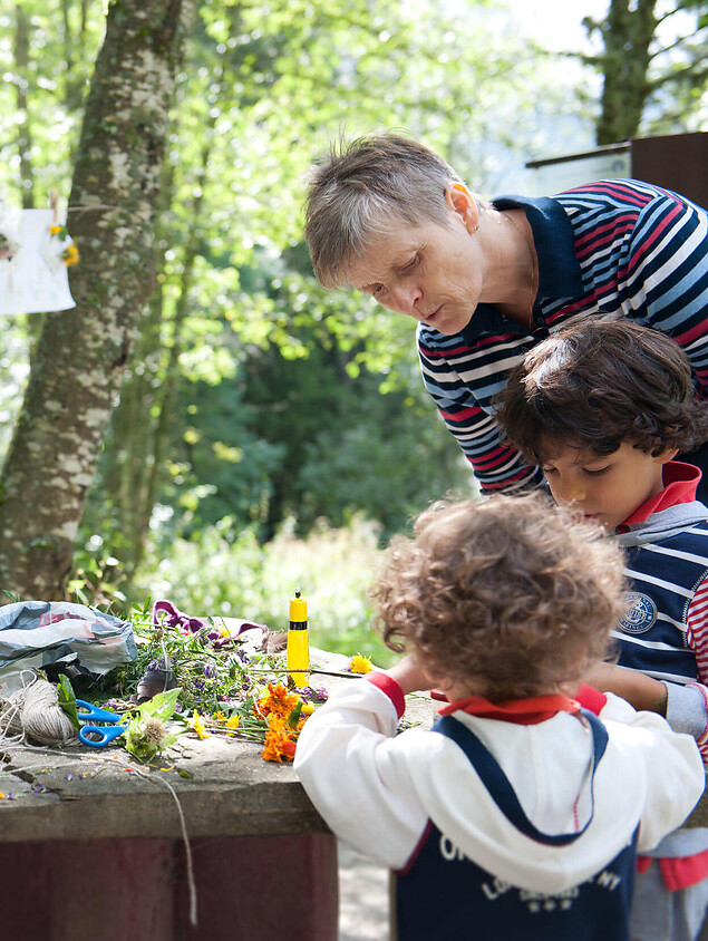 Kind mit Oma und Opa in der Natur - Familienurlaub in Kärnten