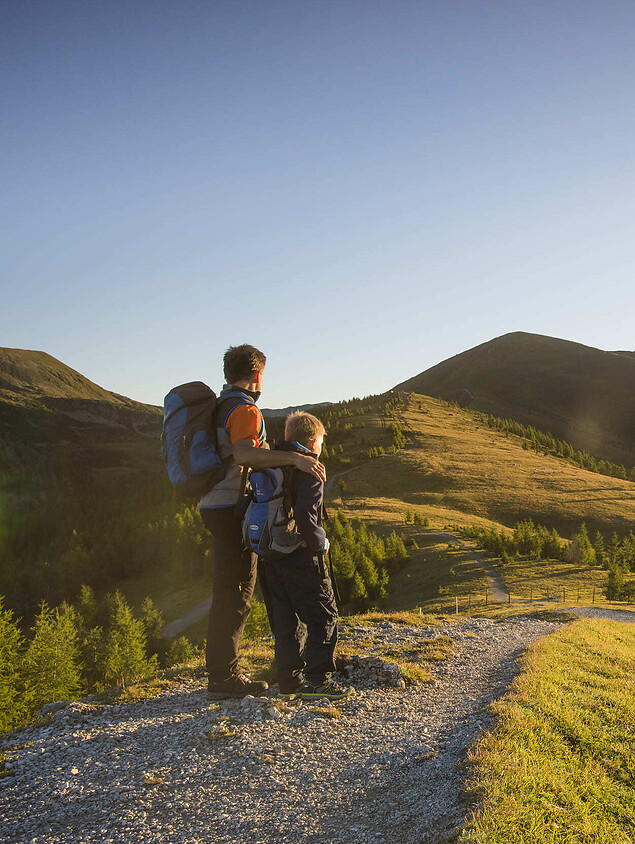 Vater und Sohn auf Wanderung in den Nockbergen – Familienurlaub im Naturhotel Eschenhof.